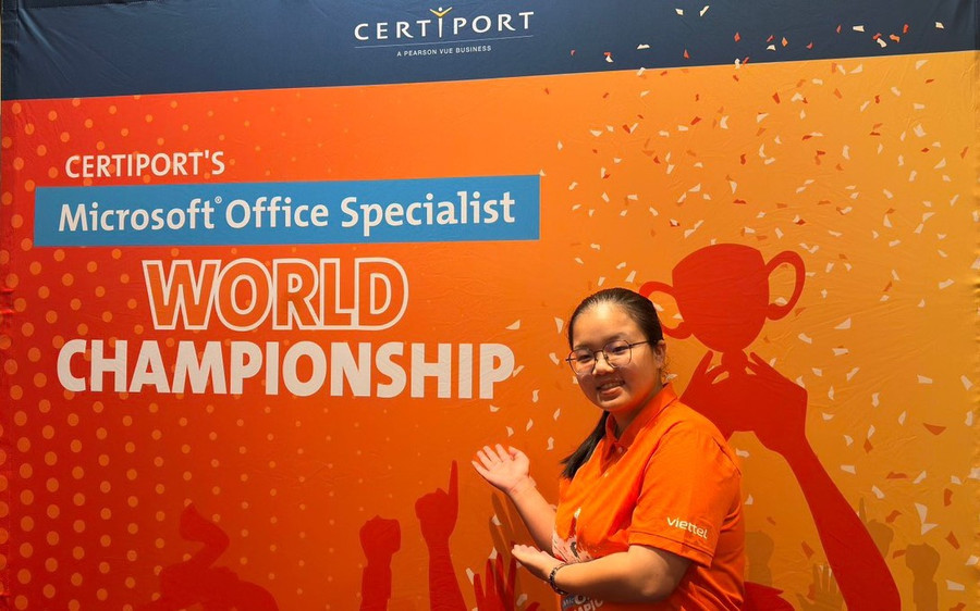 Võ Ngọc Ánh Linh - học sinh lớp 10 chuyên Tin của Trường THPT chuyên Bảo Lộc (Lâm Đồng) là thí sinh nữ duy nhất của Đội tuyển Việt Nam tham dự cuộc thi lần này Võ Ngọc Ánh Linh - học sinh lớp 10 chuyên Tin của Trường THPT chuyên Bảo Lộc (Lâm Đồng) là thí sinh nữ duy nhất của Đội tuyển Việt Nam tham dự cuộc thi lần này