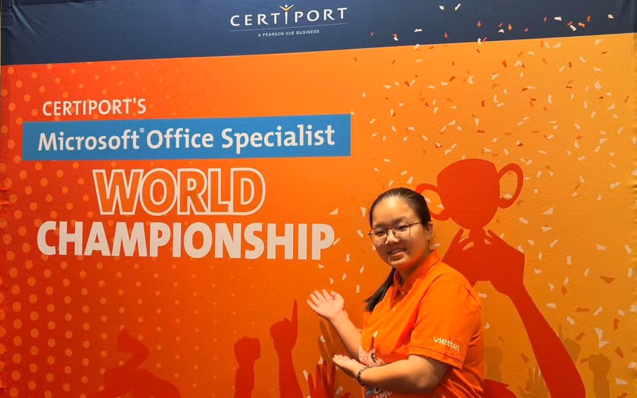 Võ Ngọc Ánh Linh - học sinh lớp 10 chuyên Tin của Trường THPT chuyên Bảo Lộc (Lâm Đồng) là thí sinh nữ duy nhất của Đội tuyển Việt Nam tham dự cuộc thi lần này