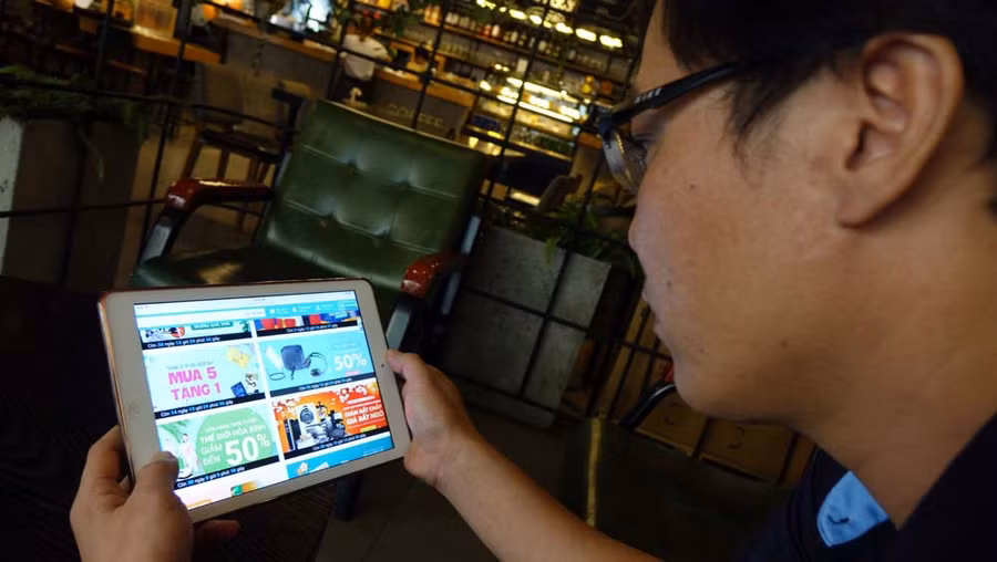 Người Việt đã có thói quen mua hàng qua mạng. Ảnh: Đào Ngọc Thạch/TNO