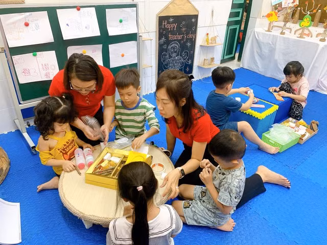 Giáo viên mầm non là nghề ngày càng ít hấp dẫn do lương thấp, áp lực cao. Ảnh: H.M