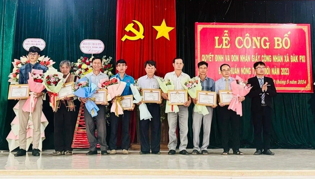 Lễ công bố quyết định công nhận xã Đăk Pxi đạt chuẩn nông thôn mới. Ảnh TRIỆU TÂN THANH Lễ công bố quyết định công nhận xã Đăk Pxi đạt chuẩn nông thôn mới. Ảnh TRIỆU TÂN THANH