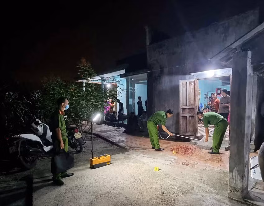 Cơ quan điều tra khám nghiệm hiện trường trong đêm. Ảnh: PĐ