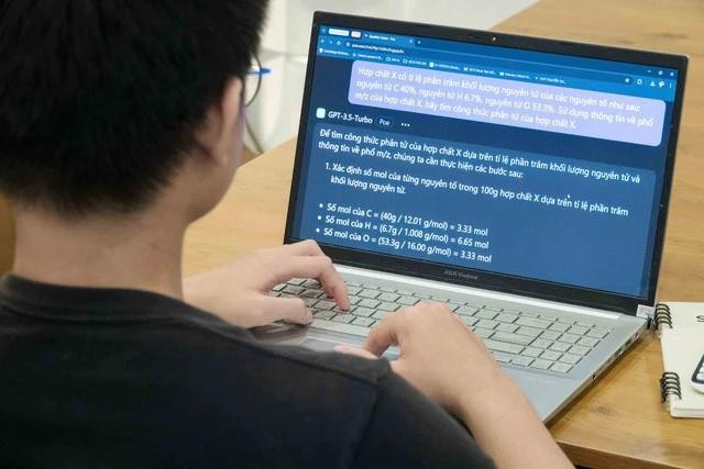 Sinh viên sử dụng công cụ AI trong học tập, nghiên cứu. Ảnh: NGỌC LONG Sinh viên sử dụng công cụ AI trong học tập, nghiên cứu. Ảnh: NGỌC LONG