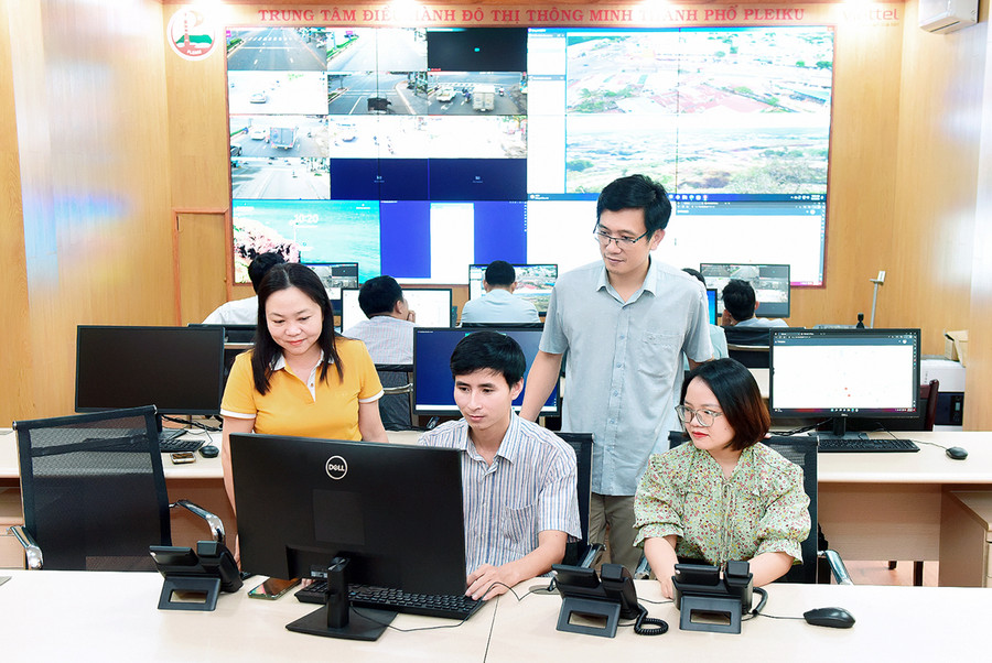 Không gian làm việc tại Trung tâm điều hành đô thị thông minh TP. Pleiku. Ảnh: Đức Thụy Không gian làm việc tại Trung tâm điều hành đô thị thông minh TP. Pleiku. Ảnh: Đức Thụy