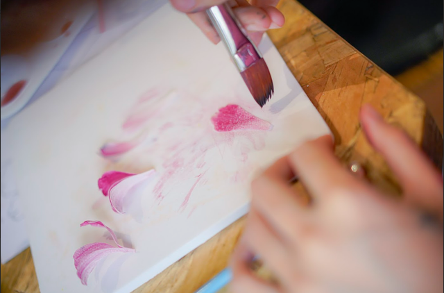 Chàng trai khiến cho bánh kem phải… nở hoa - Ảnh 4. Anh Tín sẽ cắt và tô màu cho từng cánh hoa giấy gạo trước khi ghép. Ảnh: THƯỢNG HẢI