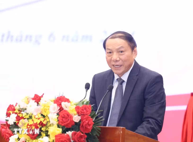 Ủy viên Trung ương Đảng, Bộ trưởng Văn hóa, Thể thao và Du lịch Nguyễn Văn Hùng phát biểu tại lễ ra mắt sách ngày 21/6/2024. (Ảnh: Phương Hoa/TTXVN)