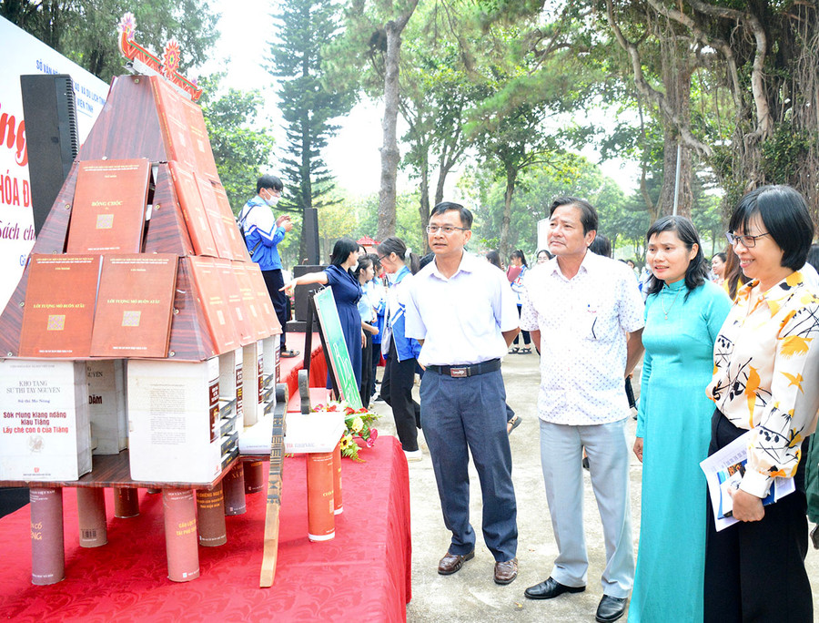 Xếp sách nghệ thuật mô hình nhà rông do viên chức Thư viện tỉnh thực hiện. Ảnh: Lam Nguyên Xếp sách nghệ thuật mô hình nhà rông do viên chức Thư viện tỉnh thực hiện. Ảnh: Lam Nguyên