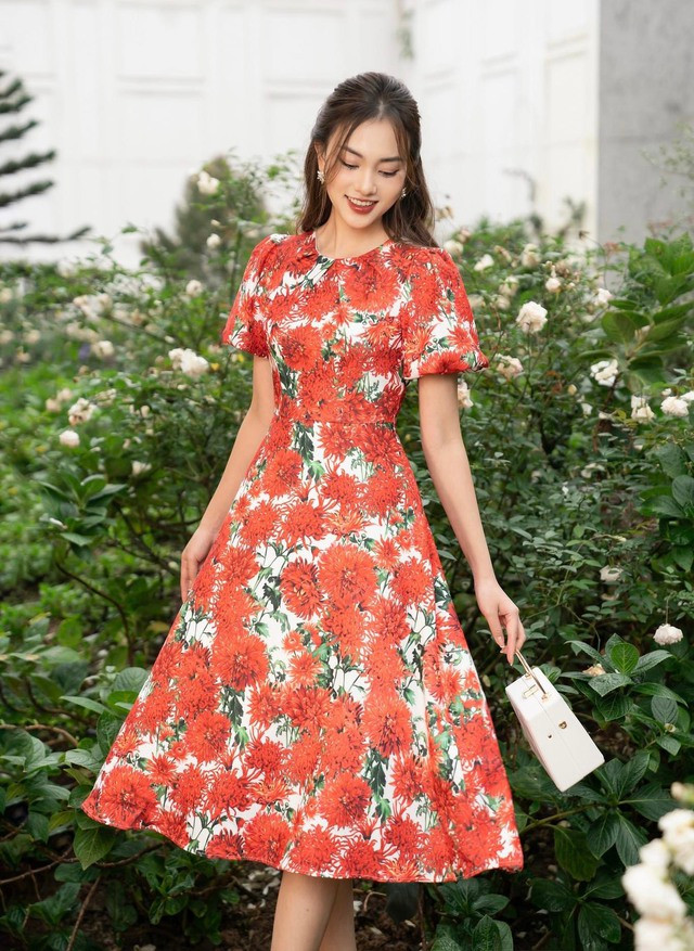 Vì đã quá nổi bật nên bạn hãy mix chiếc đầm họa tiết hoa đỏ to bản này cùng những món phụ kiện trung tính, đơn giản như túi xách và trang sức màu trắng, màu bạc để tạo nên phong cách thời trang thanh lịch hài hòa. Vì đã quá nổi bật nên bạn hãy mix chiếc đầm họa tiết hoa đỏ to bản này cùng những món phụ kiện trung tính, đơn giản như túi xách và trang sức màu trắng, màu bạc để tạo nên phong cách thời trang thanh lịch hài hòa.