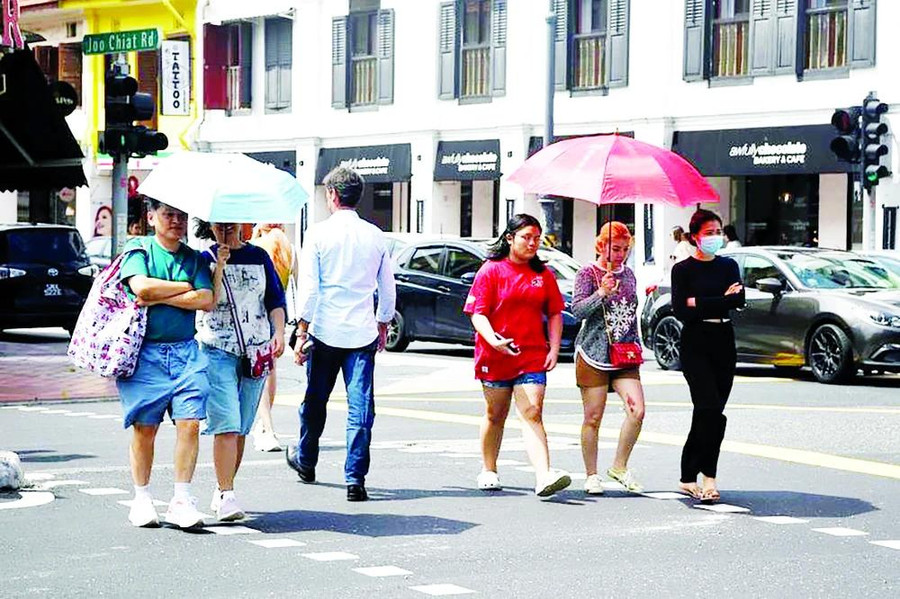 Người dân Singapore đối diện với thời tiết nắng nóng. Ảnh: THE STRAITS TIMES