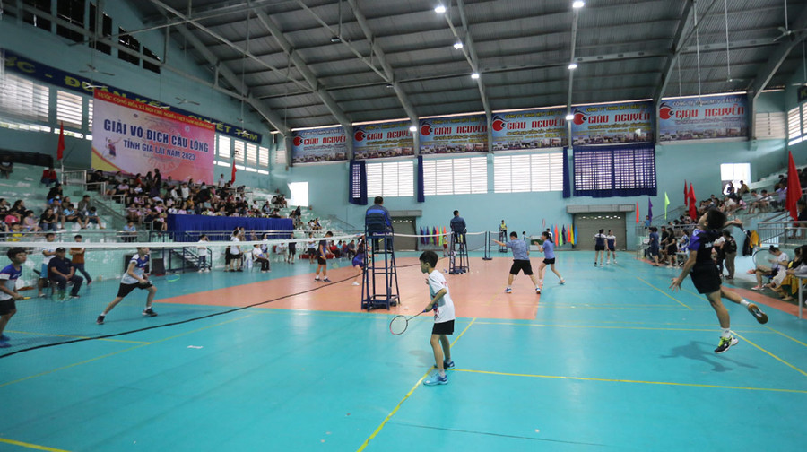 Giải Vô địch Cầu lông toàn tỉnh năm 2023 đã tạo sân chơi bổ ích cho các tay vợt trẻ. Ảnh: L.V.N Giải Vô địch Cầu lông toàn tỉnh năm 2023 đã tạo sân chơi bổ ích cho các tay vợt trẻ. Ảnh: L.V.N