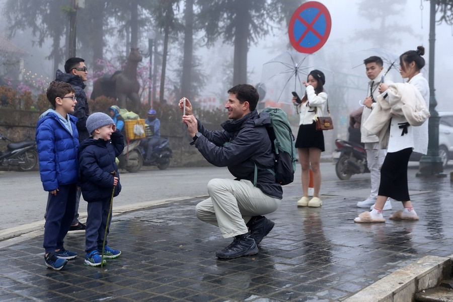 Khách du lịch tham quan tại khu du lịch quốc gia Sa Pa trong giá rét, sương mù dày đặc. (Ảnh: Quốc Khánh/TTXVN) Khách du lịch tham quan tại khu du lịch quốc gia Sa Pa trong giá rét, sương mù dày đặc. (Ảnh: Quốc Khánh/TTXVN)