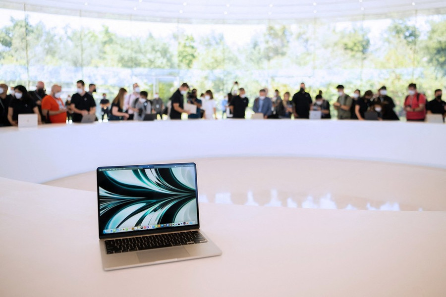 Máy tính Macbook Air của Apple được trưng bày tại trụ sở ở Cupertino, California, Mỹ. (Ảnh: AFP/TTXVN) Máy tính Macbook Air của Apple được trưng bày tại trụ sở ở Cupertino, California, Mỹ. (Ảnh: AFP/TTXVN)