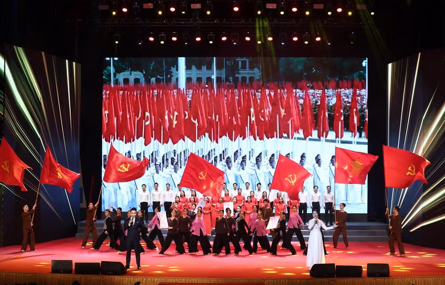 Chương trình nghệ thuật tại Hội nghị Tuyên dương Gương Điển hình tiên tiến trong lĩnh vực Văn hóa Toàn quốc năm 2023. (Ảnh: Nam Nguyễn/Vietnam+)