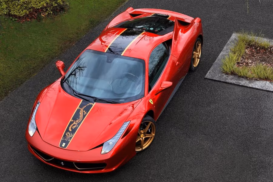 Ferrari cũng đã ra mắt mẫu 458 Italia China 20th Anniversary trong cùng năm, với số lượng giới hạn 20 chiếc nhằm kỷ niệm năm con rồng và 20 năm thương hiệu Ý gia nhập thị trường Trung Quốc.