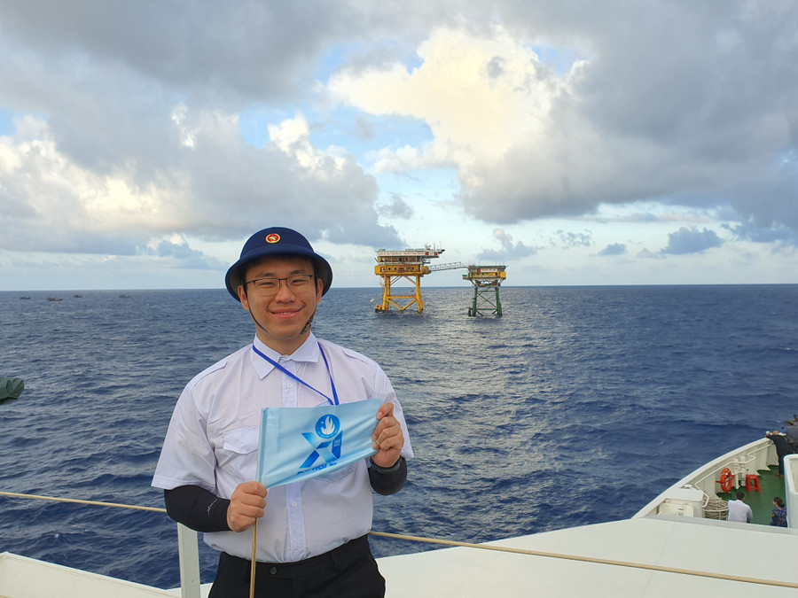 Đối với một du học sinh như Quang, hải trình đến với Trường Sa là chuyến đi ý nghĩa nhất của tuổi trẻ. Ảnh: NỮ VƯƠNG