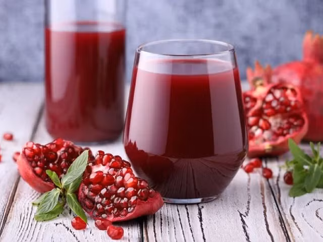 Nước ép lựu có khả năng giảm cholesterol LDL trong máu, nhờ đó giảm nguy cơ xơ vữa động mạch. Ảnh: SHUTTERSTOCK