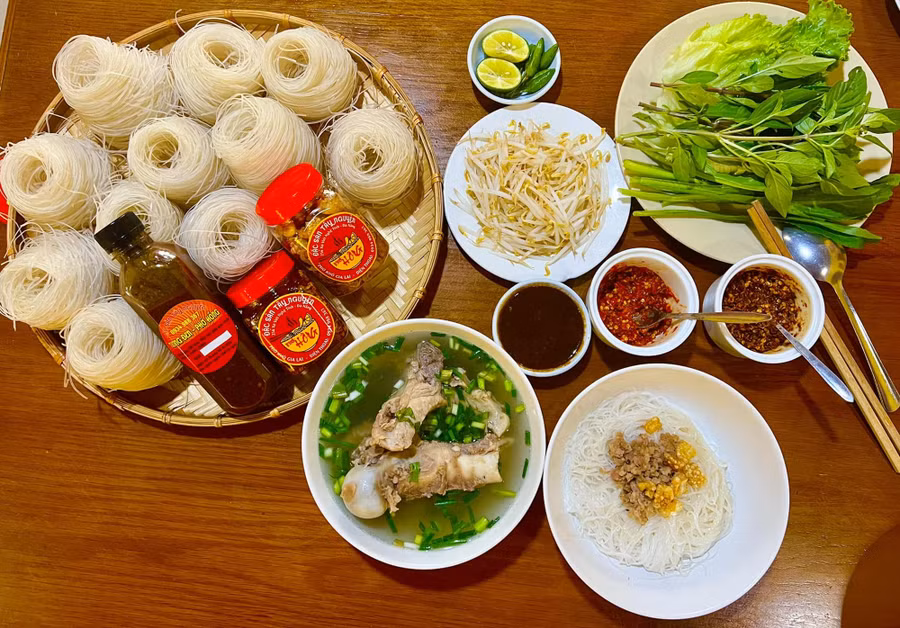 Phở 2 tô đầy đặn với nhiều topping khác nhau. Ảnh: Phở Hồng - phở khô Gia Lai