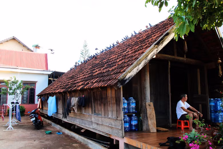 Nhà xây bê tông dần mọc lên bên cạnh nhà dài truyền thống ở buôn Kmrơng Prông B (xã Ea Tu, TP. Buôn Ma Thuột). Nhà xây bê tông dần mọc lên bên cạnh nhà dài truyền thống ở buôn Kmrơng Prông B (xã Ea Tu, TP. Buôn Ma Thuột).