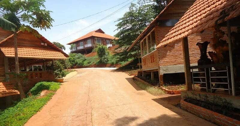 Những công trình được xây cất mới tại buôn Akô Dhông (phường Tân Lợi, TP. Buôn Ma Thuột) để phục vụ du lịch khiến không gian văn hóa ở đây biến đổi.