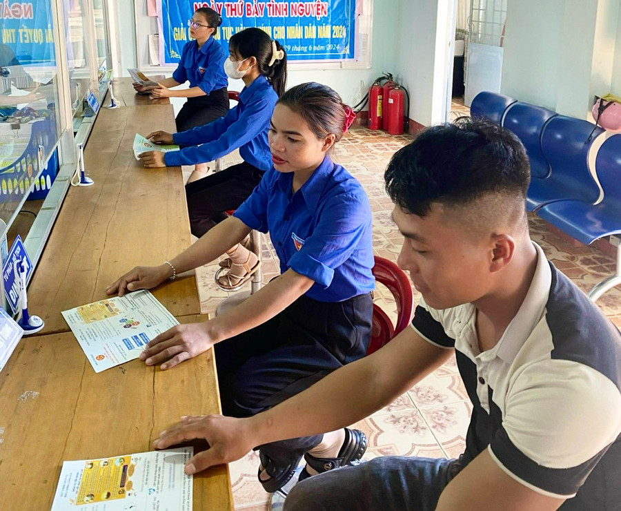 Đoàn viên, thanh niên là lực lượng nòng cốt tham gia hướng dẫn, hỗ trợ người dân sử dụng dịch vụ công trực tuyến, giải quyết thủ tục hành chính. Ảnh: M.P Đoàn viên, thanh niên là lực lượng nòng cốt tham gia hướng dẫn, hỗ trợ người dân sử dụng dịch vụ công trực tuyến, giải quyết thủ tục hành chính. Ảnh: M.P