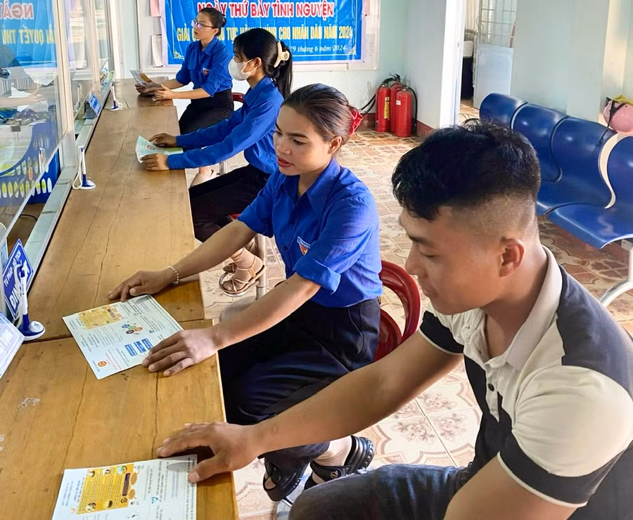 Đoàn viên, thanh niên là lực lượng nòng cốt tham gia hướng dẫn, hỗ trợ người dân sử dụng dịch vụ công trực tuyến, giải quyết thủ tục hành chính. Ảnh: M.P