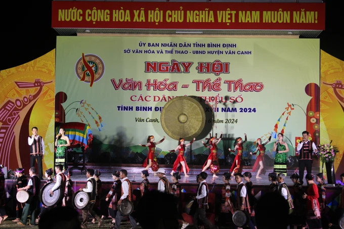 Các tiết mục nghệ thuật đặc sắc tại đêm khai mạc. Ảnh: TH.PHÚC Các tiết mục nghệ thuật đặc sắc tại đêm khai mạc. Ảnh: TH.PHÚC