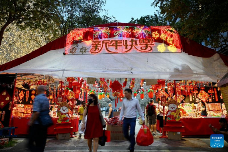 Singapore cũng đón Tết âm lịch như ngày lễ lớn nhất nhì trong năm. Người dân được nghỉ làm, sắm sửa, trang hoàng nhà cửa. Trong ảnh là một khu chợ truyền thống ở Singapore hôm 7/2 (tức 28 Tết). Singapore cũng đón Tết âm lịch như ngày lễ lớn nhất nhì trong năm. Người dân được nghỉ làm, sắm sửa, trang hoàng nhà cửa. Trong ảnh là một khu chợ truyền thống ở Singapore hôm 7/2 (tức 28 Tết).