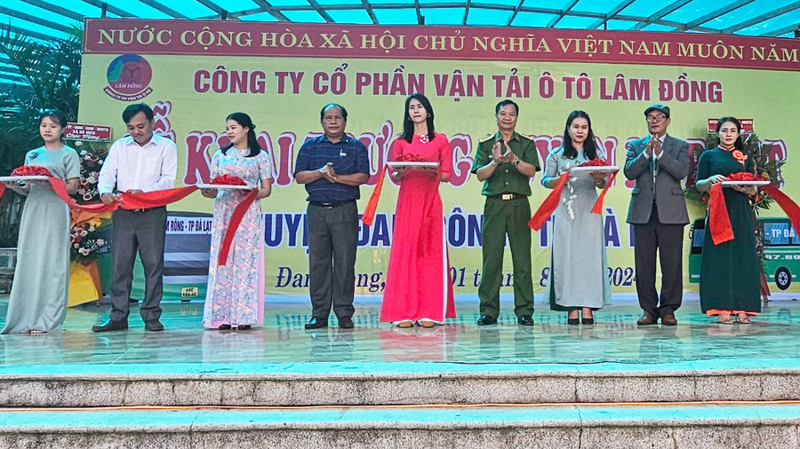 Công ty cổ phần vận tải ô tô Lâm Đồng và đại diện lãnh đạo huyện Đam Rông cắt băng khai trương Công ty cổ phần vận tải ô tô Lâm Đồng và đại diện lãnh đạo huyện Đam Rông cắt băng khai trương