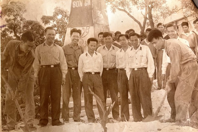 Thủ trưởng Quân chủng Hải quân cùng bộ đội trồng cây trên đảo Sơn Ca (Trường Sa), ngay những ngày đầu tiếp quản đảo. Ảnh: Tư Liệu Thủ trưởng Quân chủng Hải quân cùng bộ đội trồng cây trên đảo Sơn Ca (Trường Sa), ngay những ngày đầu tiếp quản đảo. Ảnh: Tư Liệu