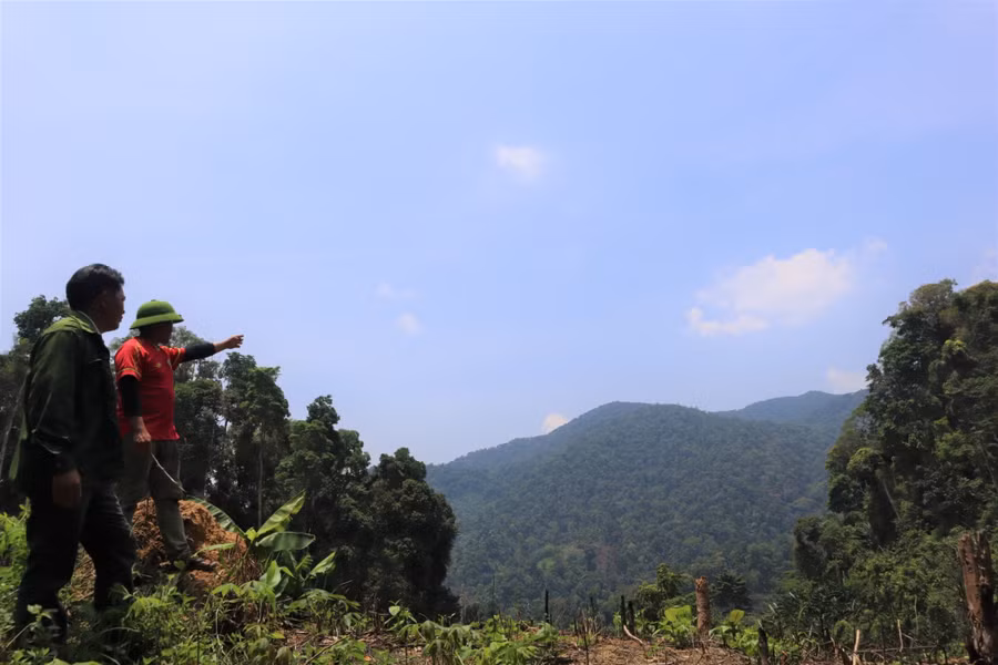 Anh Ma Seo Lữ chỉ về hồ nước trên đỉnh Cư Tông, nơi cấp nước về cho buôn làng.