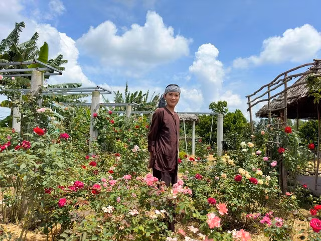 Anh Duy đã có gần 2 năm kinh nghiệm trồng hoa hồng. Ảnh: KIM NGỌC NGHIÊN