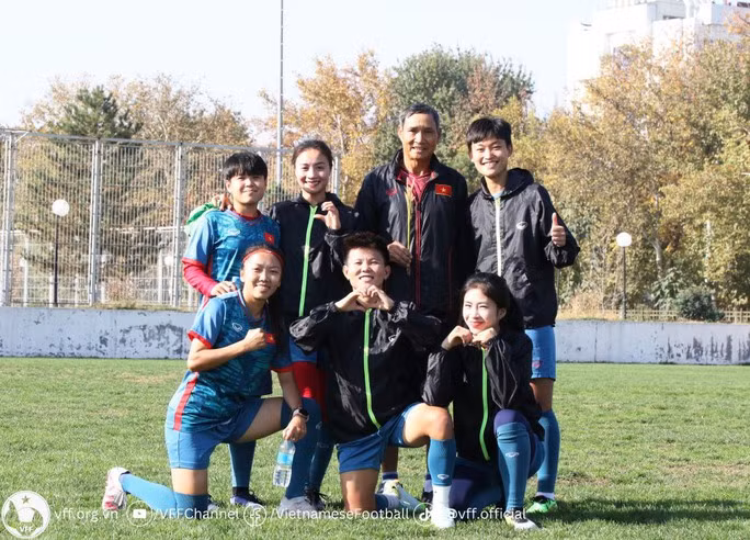 Ông Mai Đức Chung và đội tuyển nữ tại vòng loại 2 Olympic Paris 2024. (Ảnh: VFF)