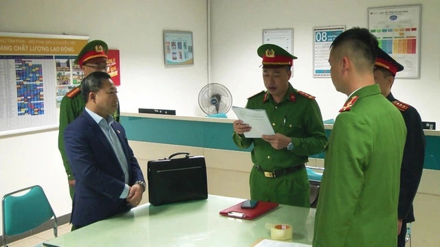 Ông Lưu Bình Nhưỡng lúc nghe cơ quan chức năng đọc lệnh bắt giam Ông Lưu Bình Nhưỡng lúc nghe cơ quan chức năng đọc lệnh bắt giam