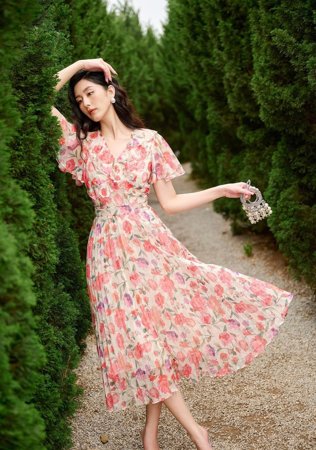 Dáng váy maxi hoa hồng có thiết kế chân váy xếp ly cổ điển vượt thời gian, tôn vinh lên đường nét mềm mại, nữ tính của phái nữ nhưng vẫn gợi cảm theo một cách kín đáo và dịu dàng vô cùng. Dáng váy maxi hoa hồng có thiết kế chân váy xếp ly cổ điển vượt thời gian, tôn vinh lên đường nét mềm mại, nữ tính của phái nữ nhưng vẫn gợi cảm theo một cách kín đáo và dịu dàng vô cùng.