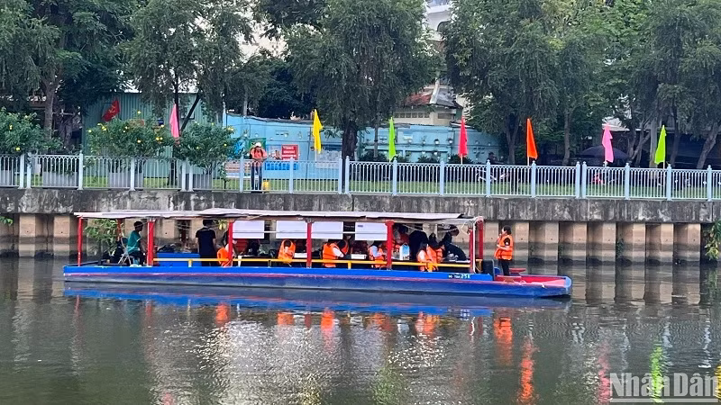 Người dân trải nghiệm tour du lịch trên kênh Nhiêu Lộc-Thị Nghè.