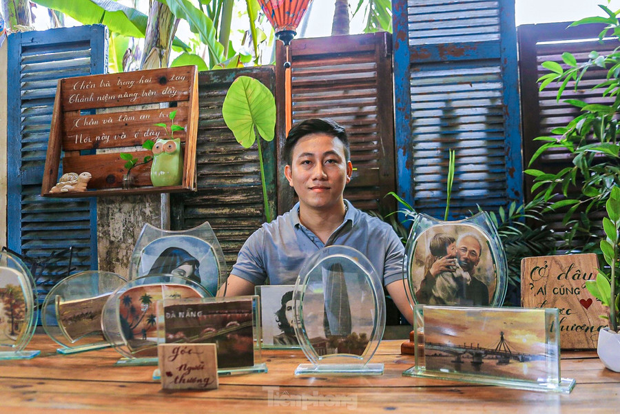 Bằng tài năng và niềm đam mê, anh Phan Quang Dũng (phường Thọ Quang, quận Sơn Trà) đã làm nên những bức tranh cát độc đáo, đẹp mắt thu hút nhiều người đến mua và trải nghiệm. Bằng tài năng và niềm đam mê, anh Phan Quang Dũng (phường Thọ Quang, quận Sơn Trà) đã làm nên những bức tranh cát độc đáo, đẹp mắt thu hút nhiều người đến mua và trải nghiệm.