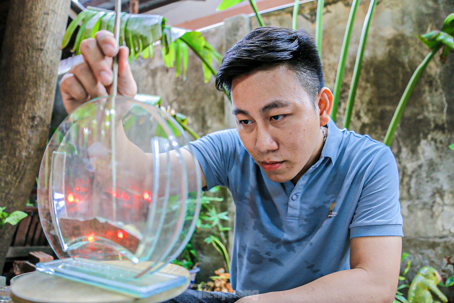 Theo anh Dũng, để tạo ra những bức tranh cát hoàn hảo không hề dễ dàng, phải kiên trì, có tình yêu và đam mê với nghệ thuật. Theo anh Dũng, để tạo ra những bức tranh cát hoàn hảo không hề dễ dàng, phải kiên trì, có tình yêu và đam mê với nghệ thuật.