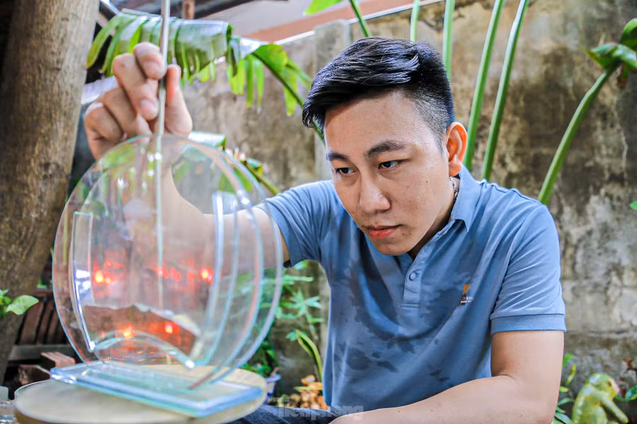 Theo anh Dũng, để tạo ra những bức tranh cát hoàn hảo không hề dễ dàng, phải kiên trì, có tình yêu và đam mê với nghệ thuật.