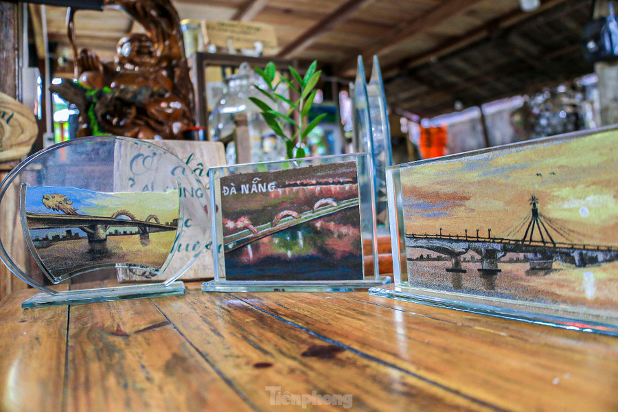 Trong góc nhỏ quán cà phê được anh trưng bày các bức tranh làm từ cát đẹp mắt. Trong góc nhỏ quán cà phê được anh trưng bày các bức tranh làm từ cát đẹp mắt.