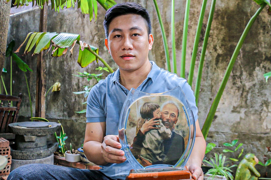 Tranh anh làm ra có giá từ 800.000 - 1.500.000 đồng/bức. Tùy theo tranh chân dung, phong cảnh hay làng quê mà có giá khác nhau. Tranh anh làm ra có giá từ 800.000 - 1.500.000 đồng/bức. Tùy theo tranh chân dung, phong cảnh hay làng quê mà có giá khác nhau.