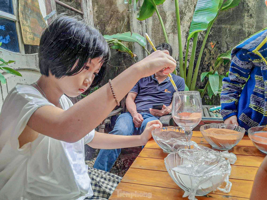 Rất nhiều em nhỏ thích thú khi được bố mẹ dẫn đến học hỏi, trải nghiệm làm tranh. Rất nhiều em nhỏ thích thú khi được bố mẹ dẫn đến học hỏi, trải nghiệm làm tranh.