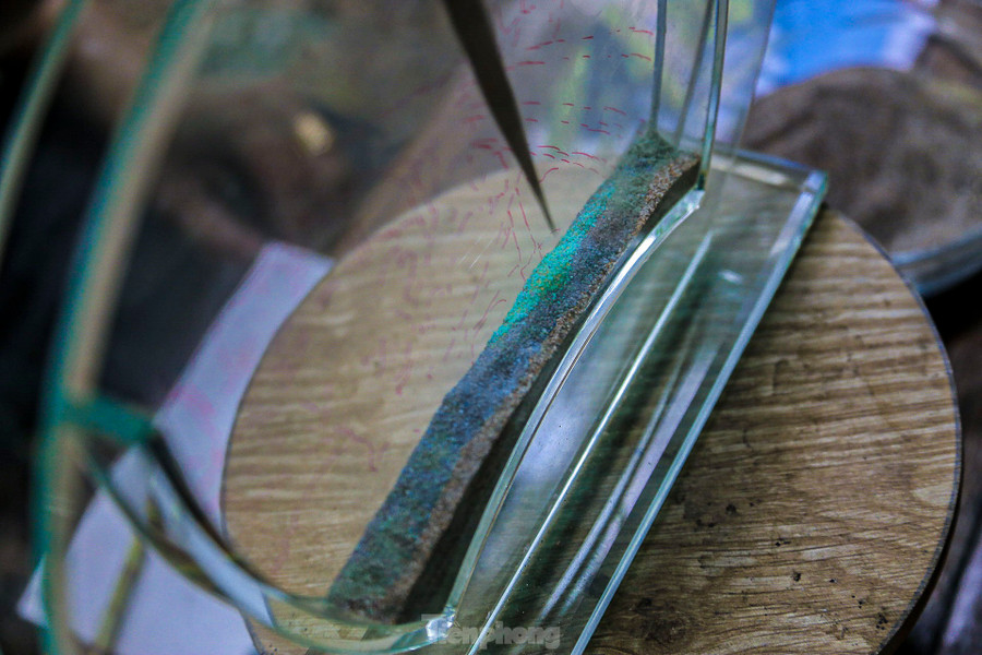 Chăm chú, tỉ mỉ từng chi tiết mới có thể làm ra được bức tranh đẹp. Chăm chú, tỉ mỉ từng chi tiết mới có thể làm ra được bức tranh đẹp.