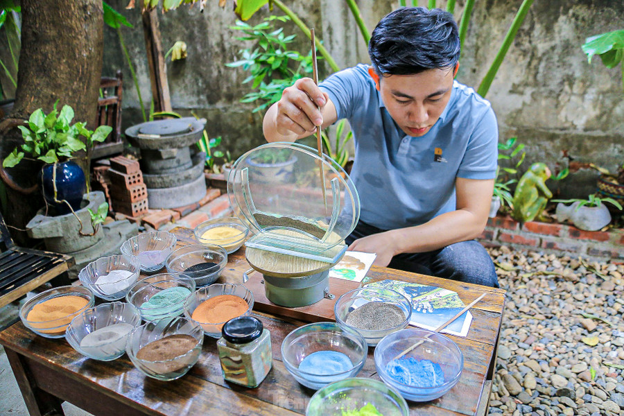 Anh Dũng cho biết, anh bắt đầu theo nghề tranh cát trong một lần tình cờ xem biểu diễn trên sóng truyền hình, sau đó lặn lội vào TP. HCM để tìm tòi, học hỏi. "Để theo đuổi đam mê, tôi đã từ bỏ công việc đầu bếp, lặn lội vào thành phố để tìm học. Tuy gặp rất nhiều khó khăn nhưng với niềm đam mê tôi đã cố gắng học ra nghề và làm cho đến tận bây giờ", anh Dũng chia sẻ. Anh Dũng cho biết, anh bắt đầu theo nghề tranh cát trong một lần tình cờ xem biểu diễn trên sóng truyền hình, sau đó lặn lội vào TP. HCM để tìm tòi, học hỏi. "Để theo đuổi đam mê, tôi đã từ bỏ công việc đầu bếp, lặn lội vào thành phố để tìm học. Tuy gặp rất nhiều khó khăn nhưng với niềm đam mê tôi đã cố gắng học ra nghề và làm cho đến tận bây giờ", anh Dũng chia sẻ.