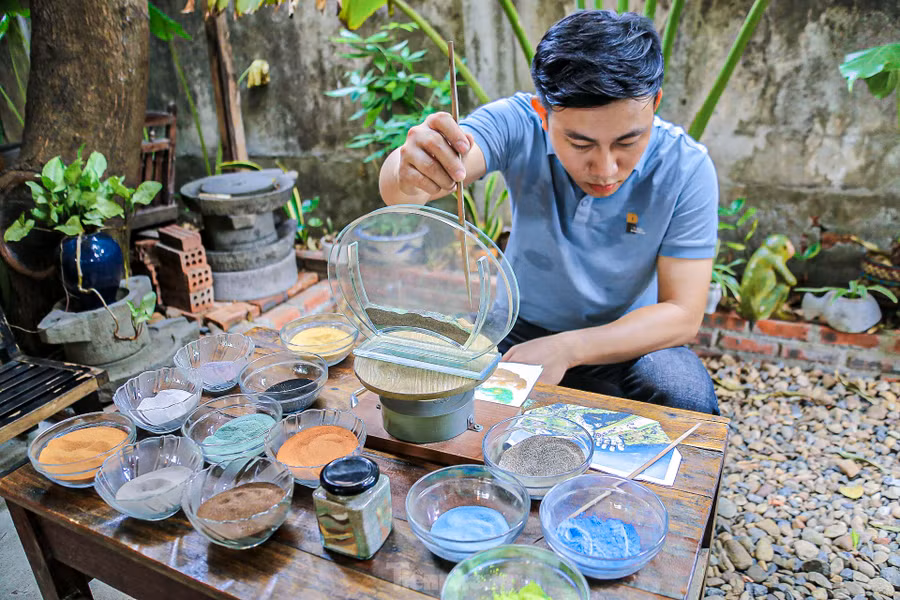 Anh Dũng cho biết, anh bắt đầu theo nghề tranh cát trong một lần tình cờ xem biểu diễn trên sóng truyền hình, sau đó lặn lội vào TP. HCM để tìm tòi, học hỏi. "Để theo đuổi đam mê, tôi đã từ bỏ công việc đầu bếp, lặn lội vào thành phố để tìm học. Tuy gặp rất nhiều khó khăn nhưng với niềm đam mê tôi đã cố gắng học ra nghề và làm cho đến tận bây giờ", anh Dũng chia sẻ.