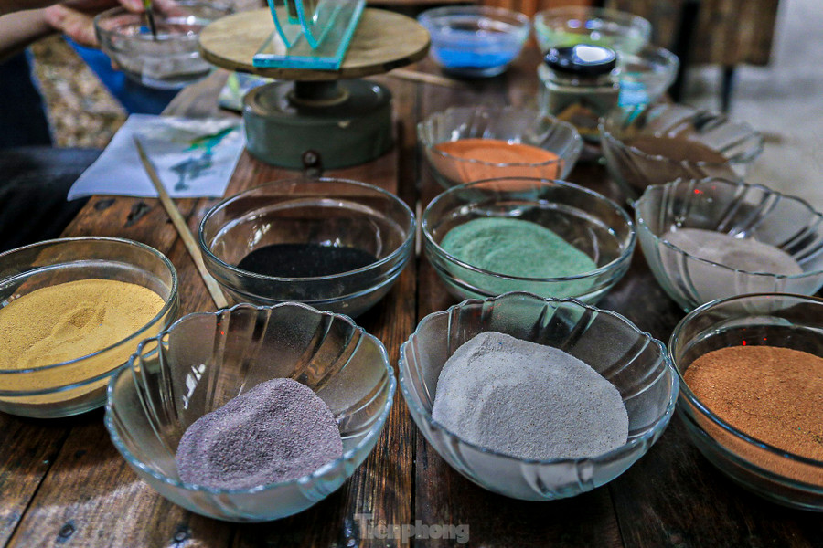 Để có đủ số lượng cát màu vẽ tranh, anh phải đi hơn 500km đến đồi cát tại Phan Thiết tìm và vận chuyển về Đà Nẵng sơ chế. Để có đủ số lượng cát màu vẽ tranh, anh phải đi hơn 500km đến đồi cát tại Phan Thiết tìm và vận chuyển về Đà Nẵng sơ chế.