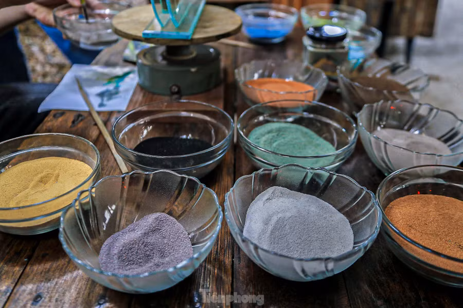 Để có đủ số lượng cát màu vẽ tranh, anh phải đi hơn 500km đến đồi cát tại Phan Thiết tìm và vận chuyển về Đà Nẵng sơ chế.