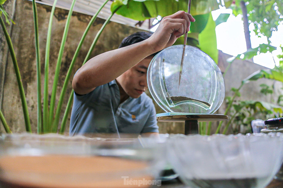 "Tôi mong truyền lại nghề làm tranh cát cho những ai muốn học hỏi, để nhiều người biết đến môn nghệ thuật độc đáo này", anh Dũng chia sẻ. "Tôi mong truyền lại nghề làm tranh cát cho những ai muốn học hỏi, để nhiều người biết đến môn nghệ thuật độc đáo này", anh Dũng chia sẻ.