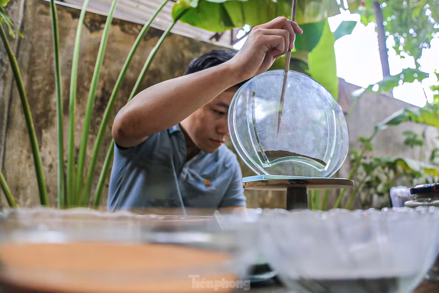"Tôi mong truyền lại nghề làm tranh cát cho những ai muốn học hỏi, để nhiều người biết đến môn nghệ thuật độc đáo này", anh Dũng chia sẻ.