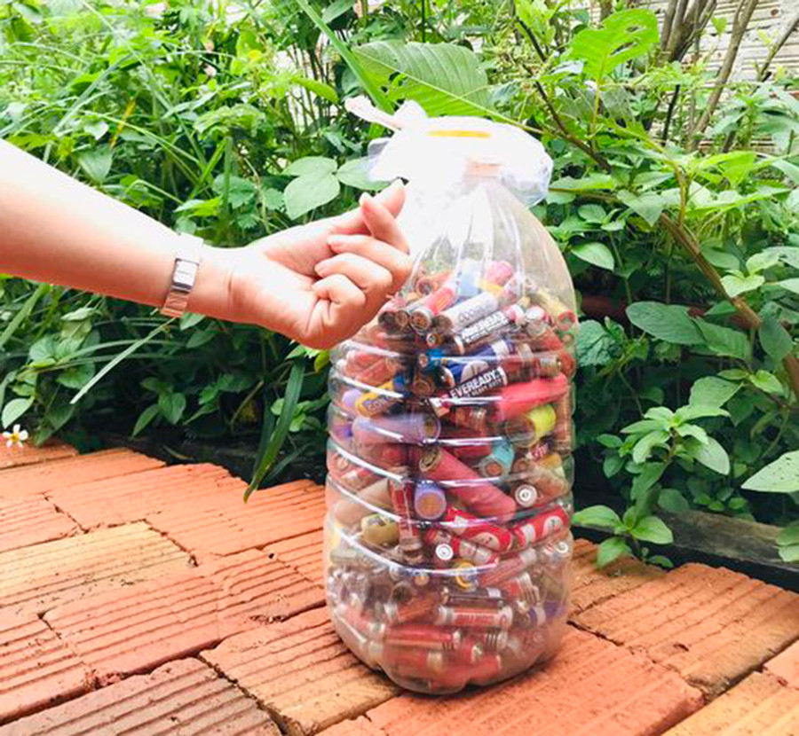 Một bình pin cũ được chị Đinh Tuyết Ngân ( tổ 2, phường Chi Lăng, TP. Pleiku) thu gom để gửi đi xử lý. Ảnh:Nguyễn Thảo Một bình pin cũ được chị Đinh Tuyết Ngân ( tổ 2, phường Chi Lăng, TP. Pleiku) thu gom để gửi đi xử lý. Ảnh:Nguyễn Thảo