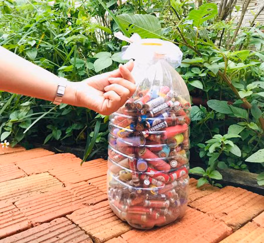 Một bình pin cũ được chị Đinh Tuyết Ngân ( tổ 2, phường Chi Lăng, TP. Pleiku) thu gom để gửi đi xử lý. Ảnh:Nguyễn Thảo Một bình pin cũ được chị Đinh Tuyết Ngân ( tổ 2, phường Chi Lăng, TP. Pleiku) thu gom để gửi đi xử lý. Ảnh:Nguyễn Thảo